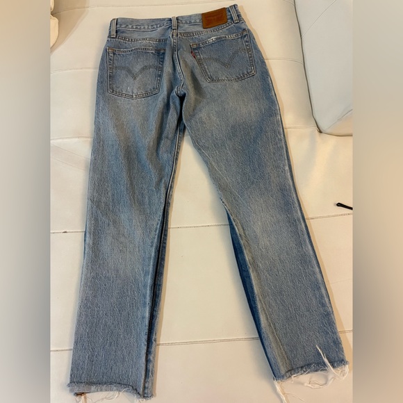 Perfectly Distressed Levi’s 501 midrise jeans size 26 - Picture 4 of 7